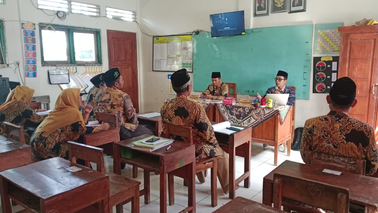 Meningkatkan Mutu Pendidikan dari Ruang Kelas: Pengawas Madrasah Laksanakan Supervisi Akademik dan Penilaian Kinerja Guru di MI Thoriqotus Salam