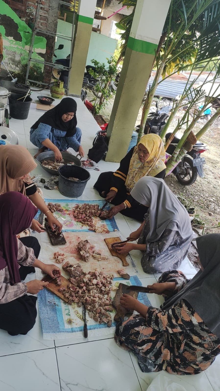Semangat Berbagi di Hari Raya: MI Thoriqotus Salam Gelar Qurban Bersama Penuh Kebersamaan