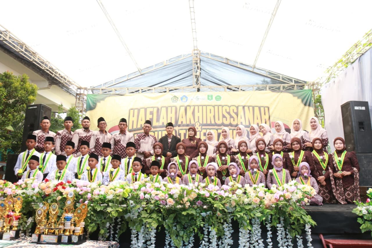 Penuh Haru dan Kebanggaan, MI Thoriqotus Salam Gelar Haflah Akhirussanah dan Wisuda Tahfidz Juz 30 TP. 2025/2026