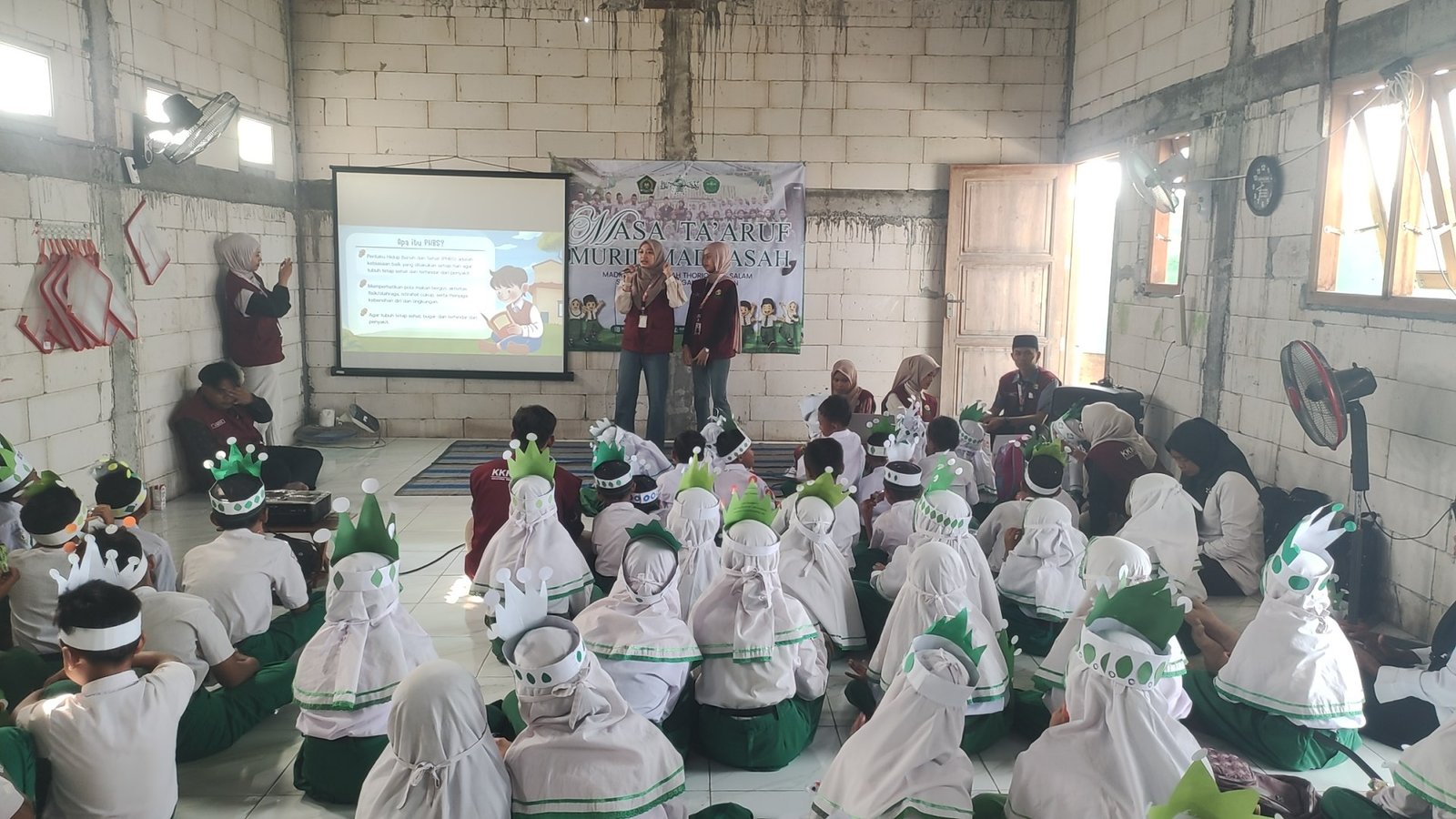 Tanamkan Gaya Hidup Sehat Sejak Dini, Hari Ketiga Masa Ta'aruf MI Thoriqotus Salam Hadirkan Edukasi PHBS Bersama KKN 63 UINSA Surabaya
