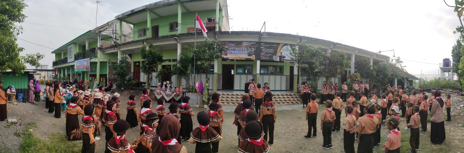Semangat Pramuka Membara! MI Thoriqotus Salam Somosari Ikuti Apel Besar Hari Pramuka ke-67