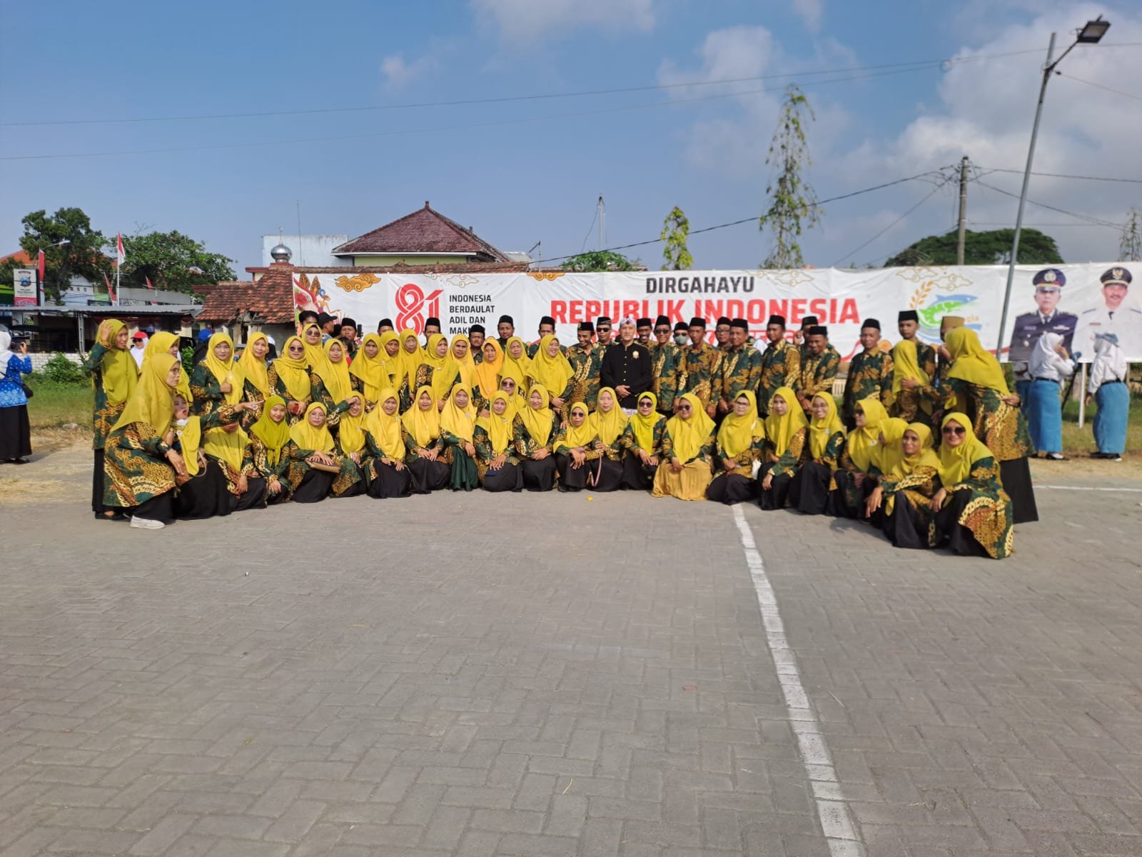 Semangat Kemerdekaan, Guru MI Thoriqotus Salam Ikuti Upacara HUT ke-81 Kemerdekaan RI di Kecamatan Kalitengah