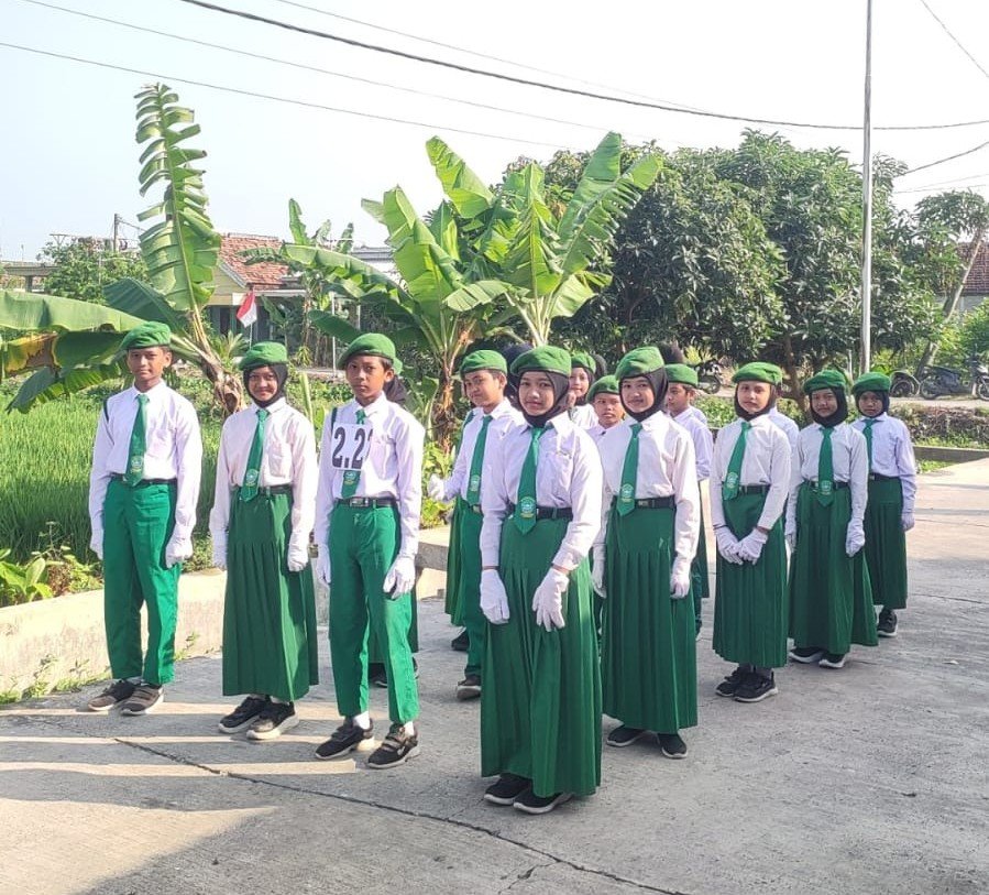 Semangat Kemerdekaan, MI Thoriqotus Salam Meriahkan Lomba Gerak Jalan Tingkat Kecamatan Kalitengah
