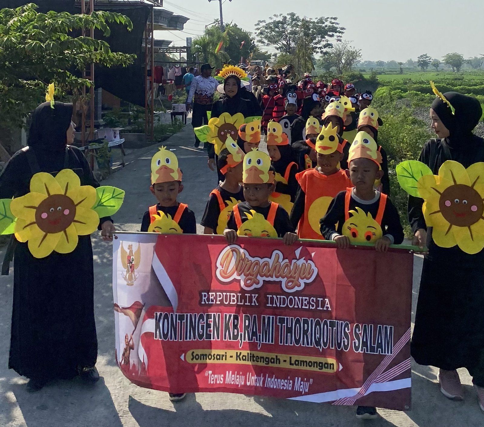 Semarak Kemerdekaan, MI Thoriqotus Salam Meriahkan Karnaval Dusun Plakaran Desa Somosari