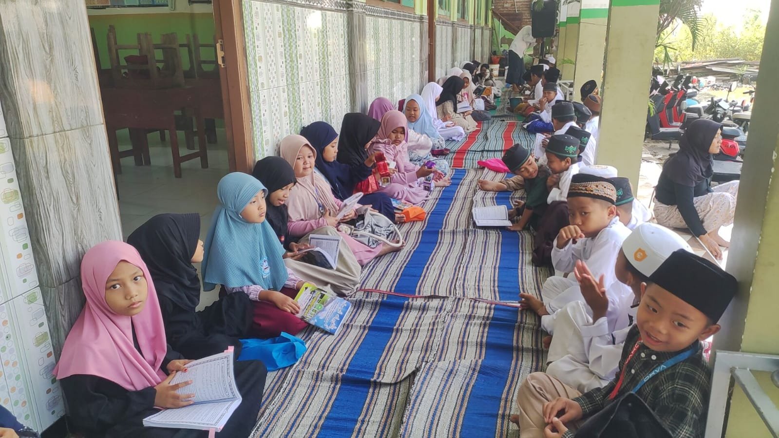 Semarak Maulid Nabi dan Pembagian Hadiah Lomba Agustusan, MI Thoriqotus Salam Penuh Keceriaan