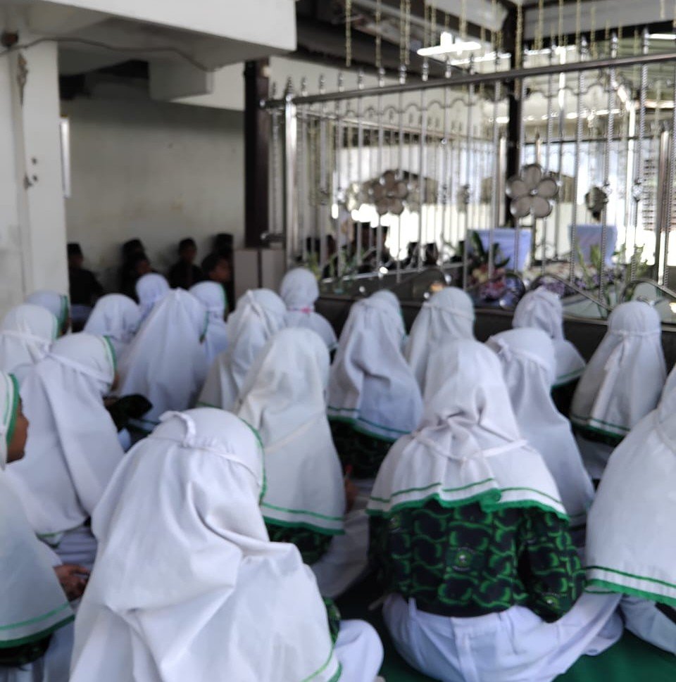Menghidupkan Warisan Ilmu: Siswa MI Thoriqotus Salam Gelar Ziarah Haul Ke-20 KH. M. Fadhil Marzuqi di PP. Tanwirul Qulub