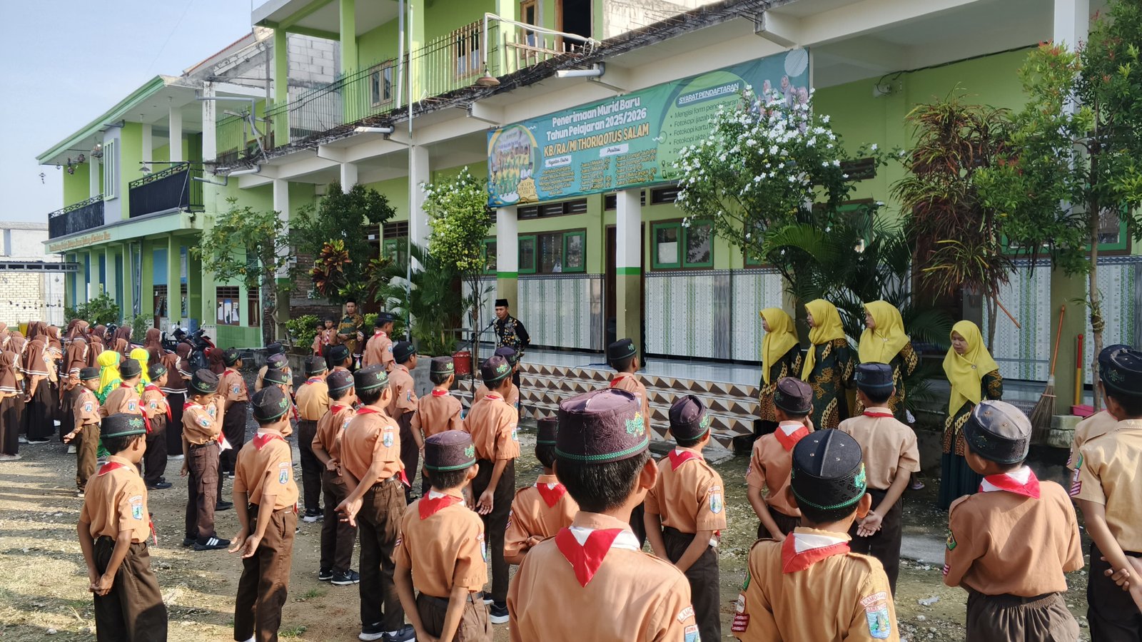 Semarak Apel Peringatan Hari Pendidikan Nasional 2025 di MI Thoriqotus Salam