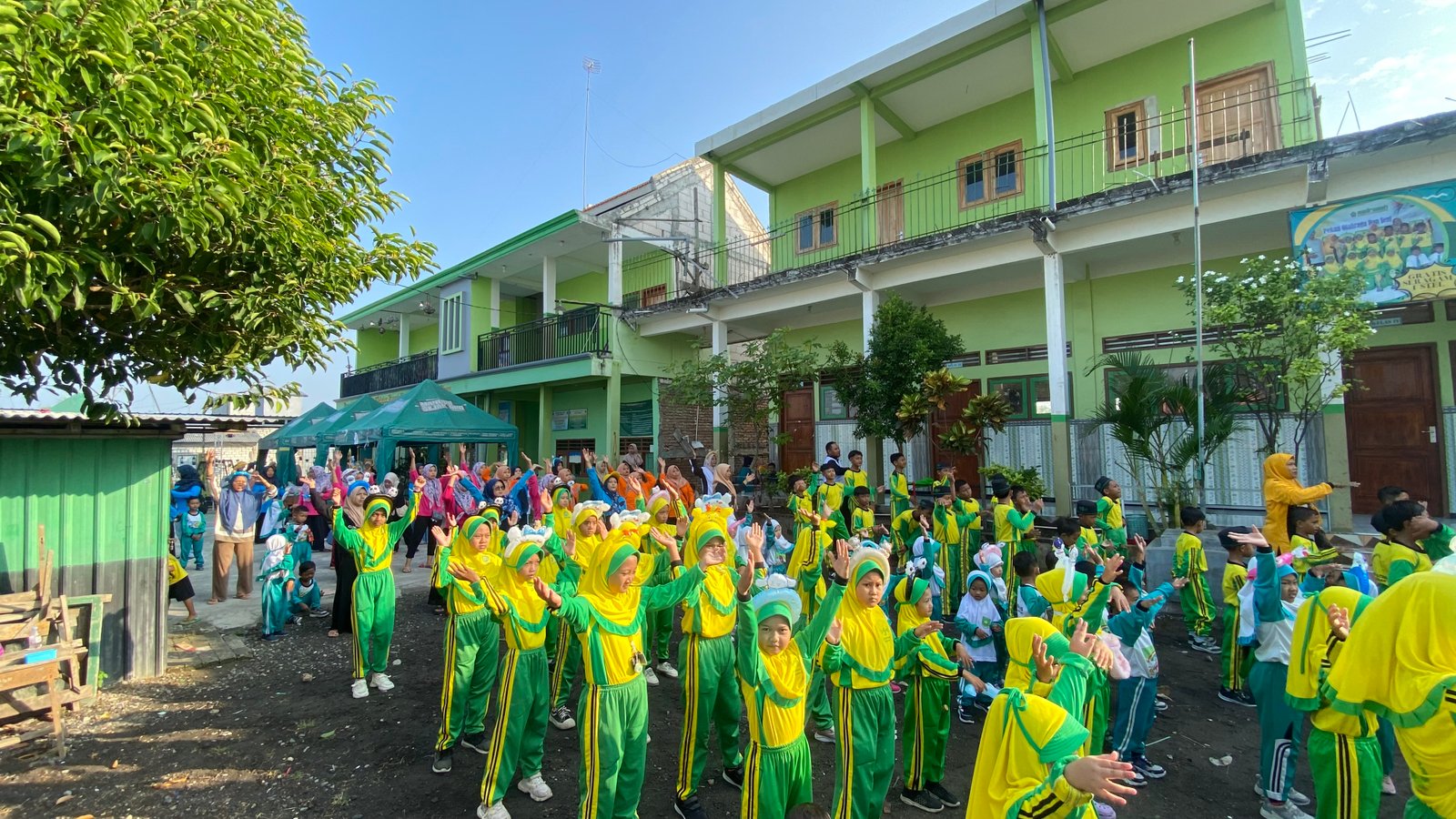 Keluarga Besar Lembaga Pendidikan Thoriqotus Salam Gelar Jalan Sehat dan Bazar UMKM dalam Rangka Haflah Akhirussanah Tahun Pelajaran 2024/2025