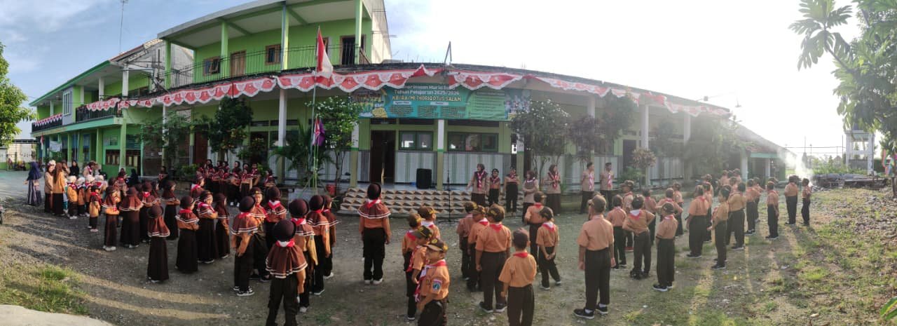 Apel Peringatan Hari Pramuka ke-64 di MI Thoriqotus Salam Berlangsung Khidmat